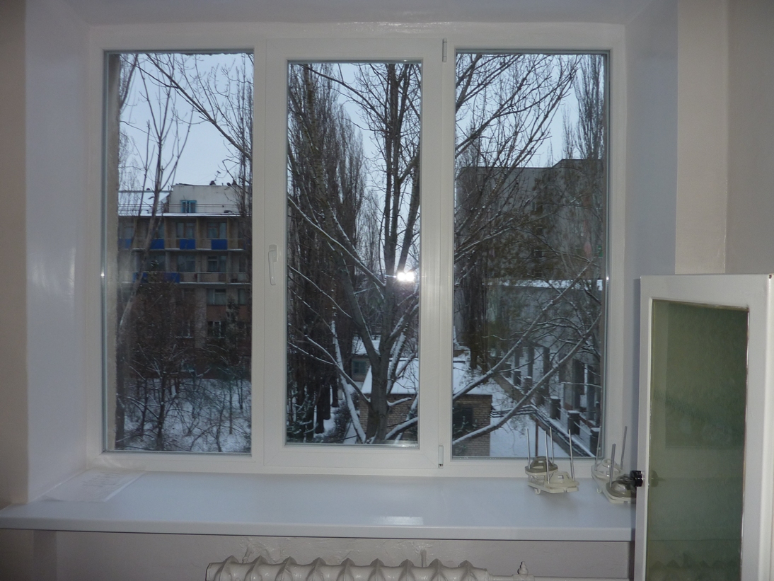 окно в комнате для санаций